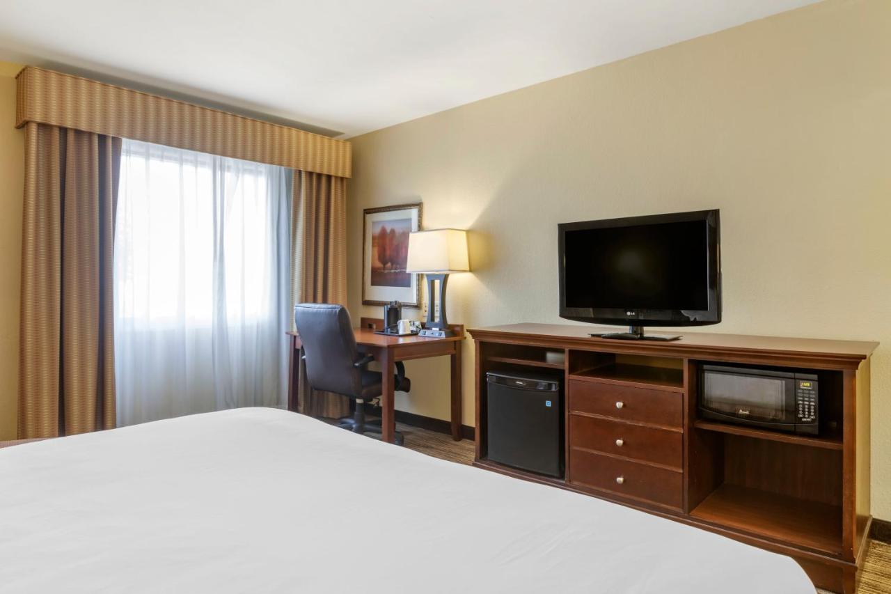 Country & By Radisson, Downtown