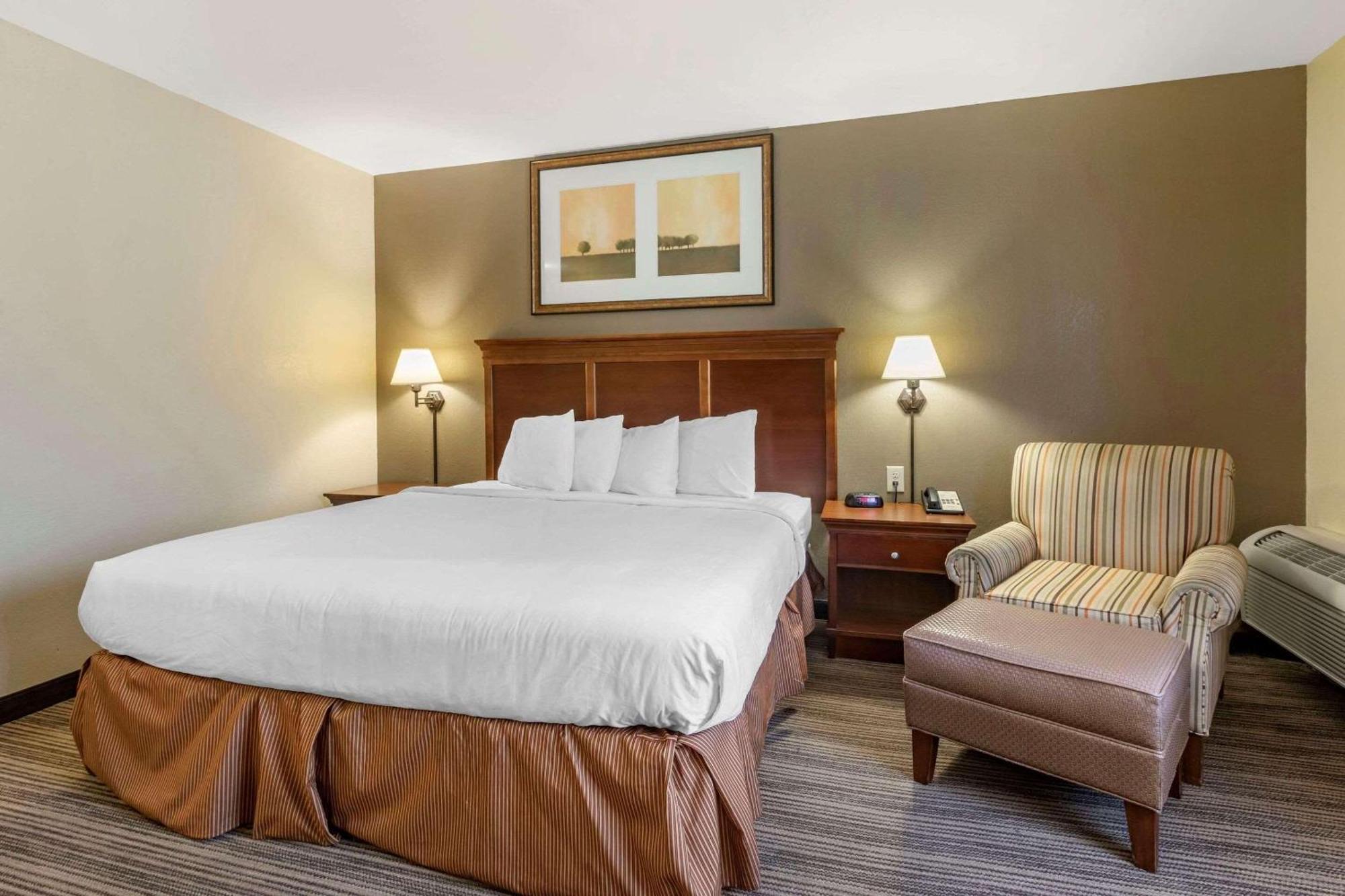 Country & By Radisson, Downtown