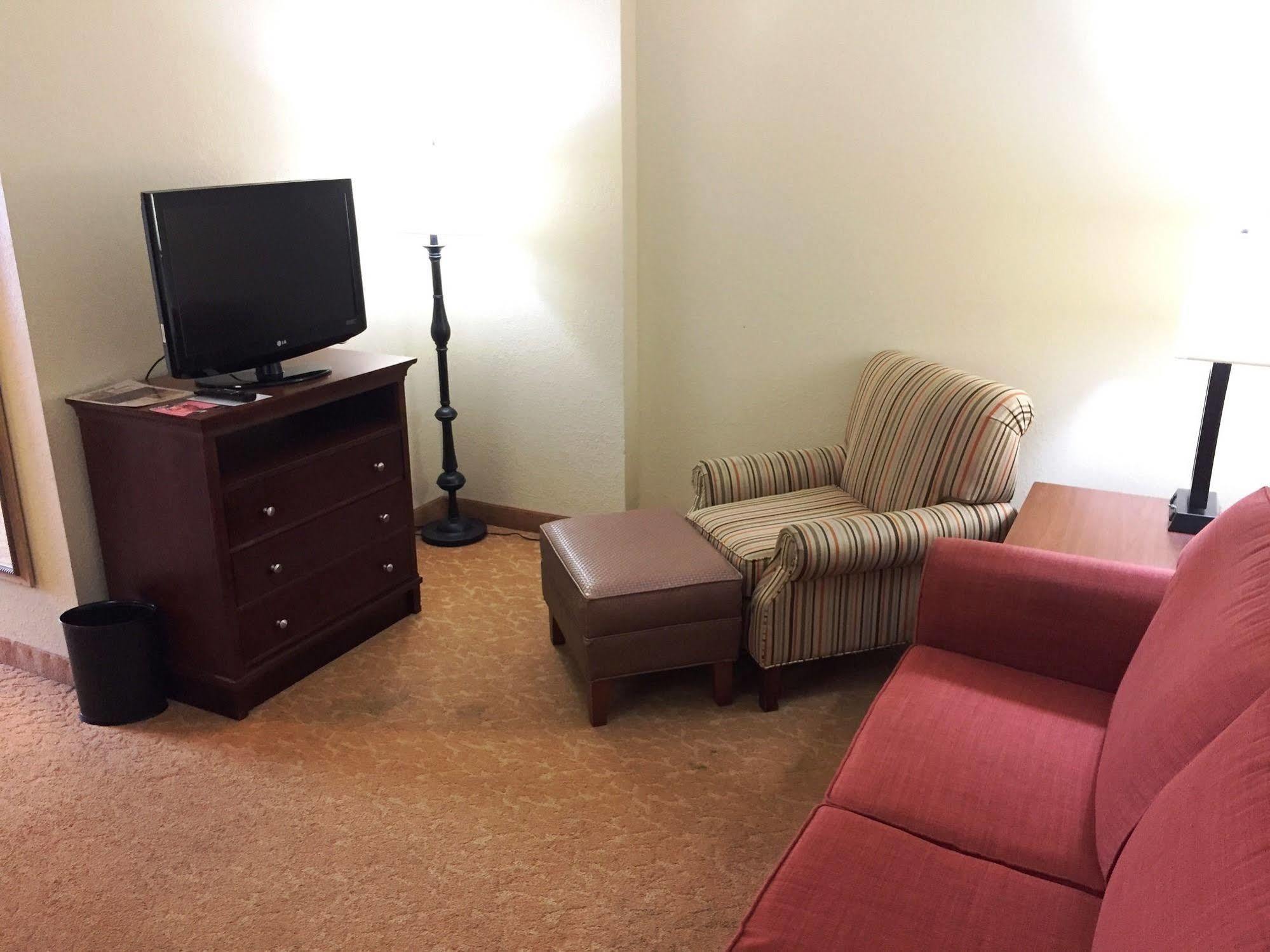 Country & By Radisson, Downtown Hotel